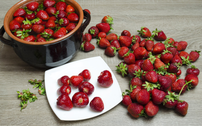 Strawberry jam: Washing strawberries and removing the stems Strawberry jam: Washing strawberries and removing the stems