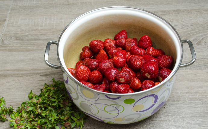 Strawberry jam: Transferring berries to a pot or wide bowl Strawberry jam: Transferring berries to a pot or wide bowl
