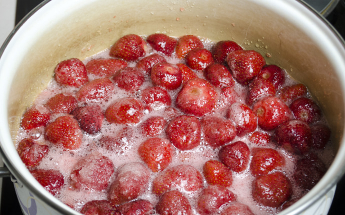 Strawberry jam: Heating the berries Strawberry jam: Heating the berries