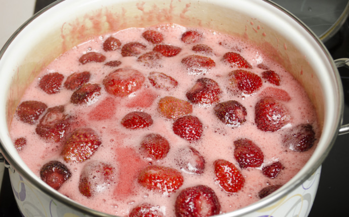 Strawberry jam: Cooking the jam over low heat Strawberry jam: Cooking the jam over low heat