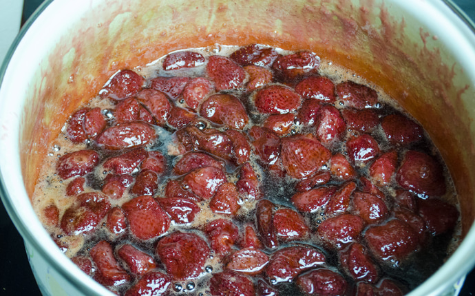 Strawberry jam: Returning the berries to the syrup Strawberry jam: Returning the berries to the syrup