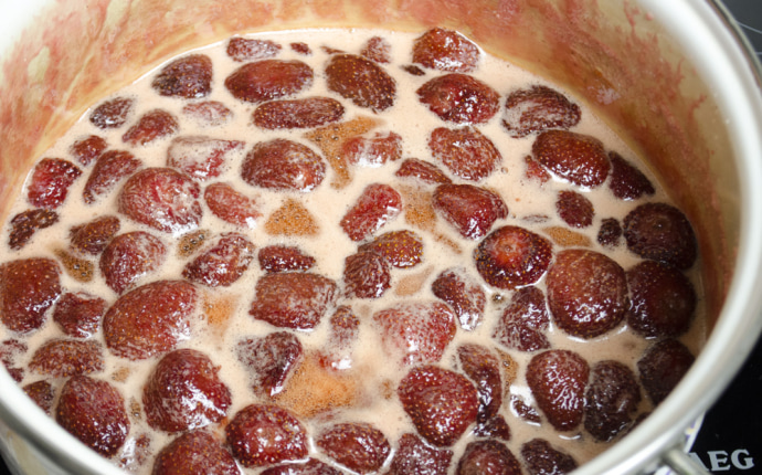 Strawberry jam: Cooking the jam for an additional 5 minutes Strawberry jam: Cooking the jam for an additional 5 minutes