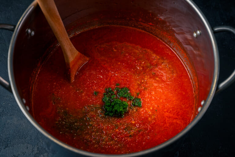 Add minced parsley to the pepper and tomato adjika