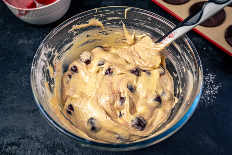 Cherry muffins: Mixing everything well