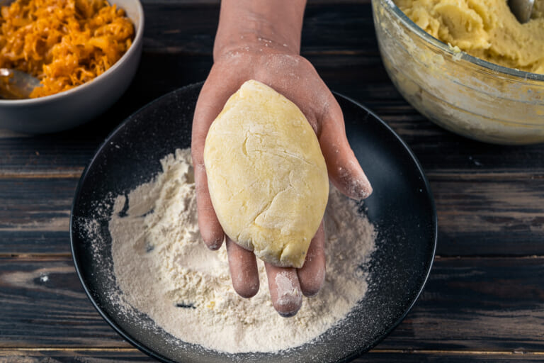 Potato zrazy with cabbage: Shaping the potato patty