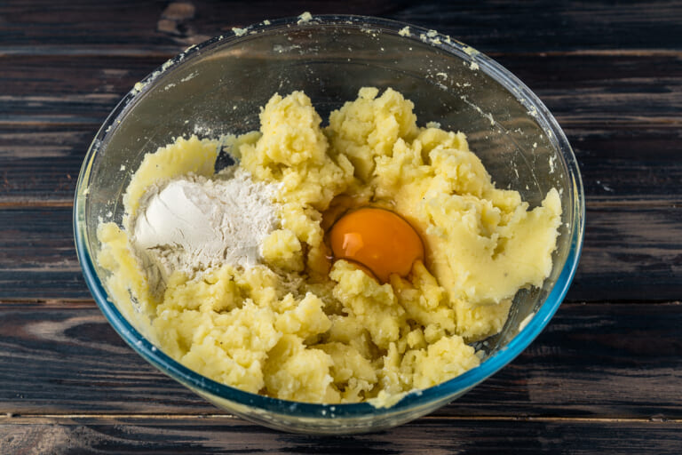 Potato zrazy with cabbage: Adding egg and flour