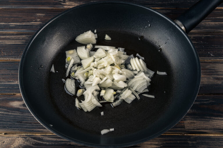 Potato zrazy with cabbage: Frying the onion