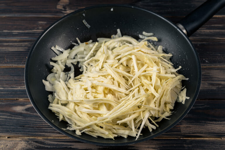Potato zrazy with cabbage: Frying the cabbage on the stove