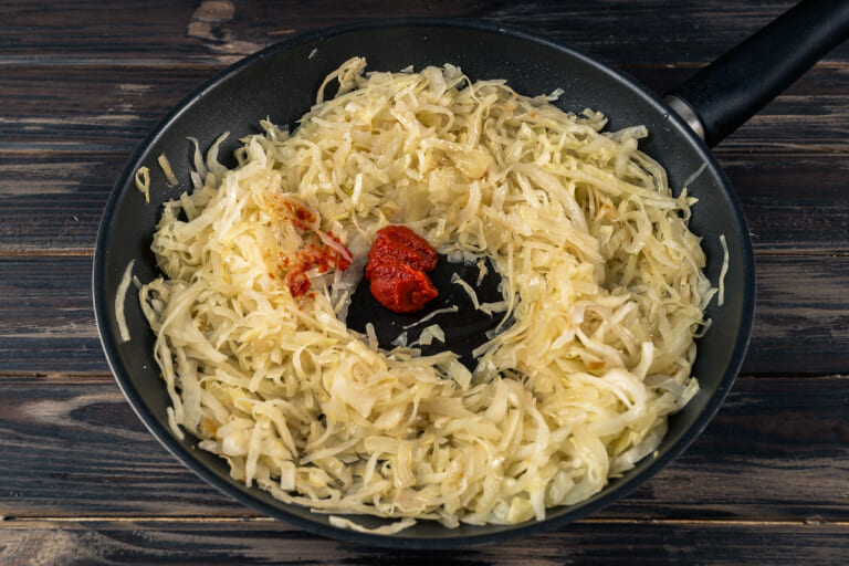 Potato zrazy with cabbage: Adding tomato paste to the cabbage