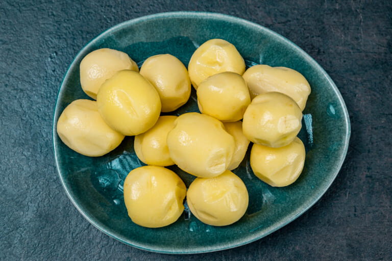 Boiled potatoes: Cutting large potatoes