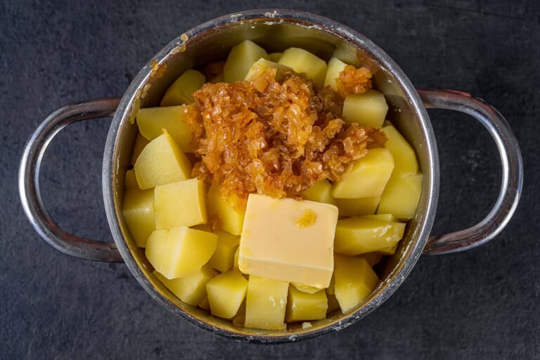 Boiled potatoes with onions and butter