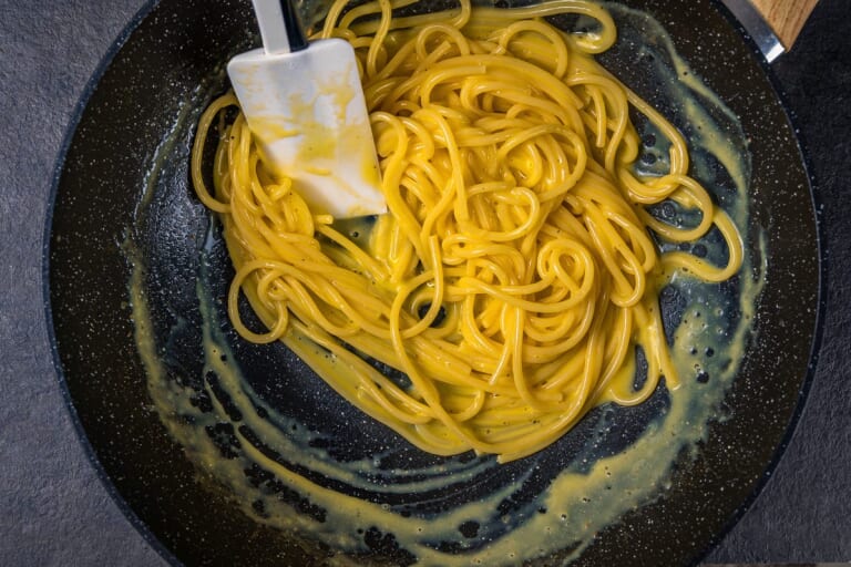 Pasta carbonara in egg sauce