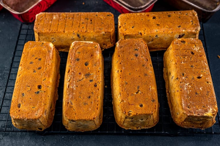 Letting the fruitcakes cool