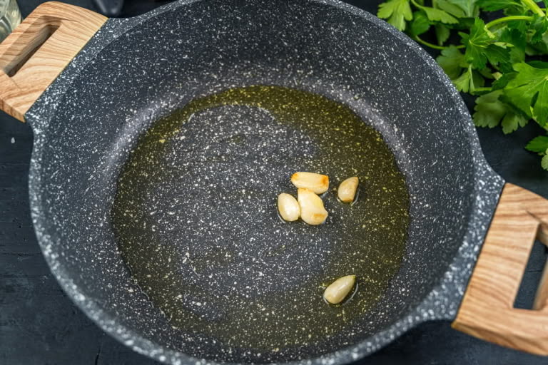 Sautéing garlic in olive oil until fragrant. Sautéing garlic in olive oil until fragrant.